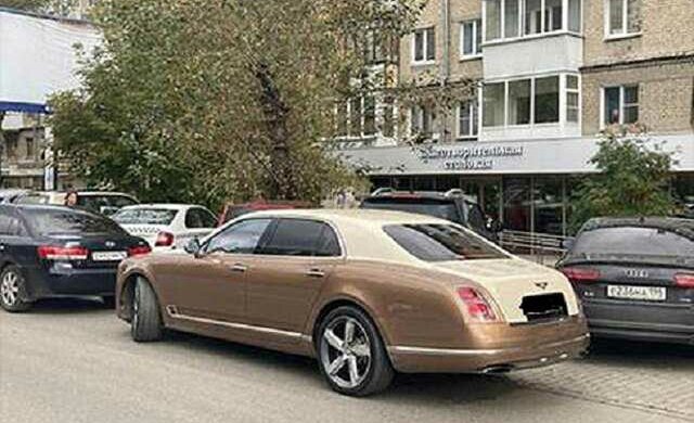 Мільярдер на золотому Bentley приїхав відкривати їдальню для бідних