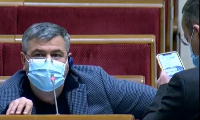 "Слуга народа" прямо в Раде удовлетворял себя женскими персами, хорошо, что Разумков не увидел