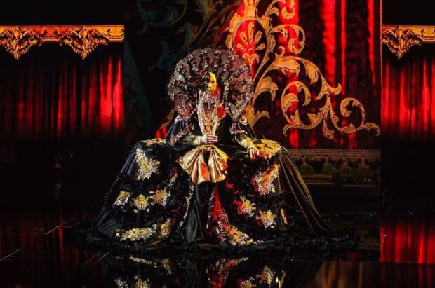 Прима без головы из шоу Маскарад