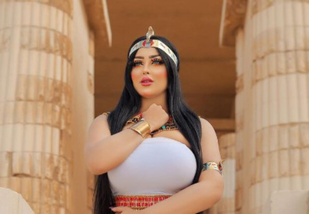 Пишну танцівницю з величезними грудьми пов'язала поліція