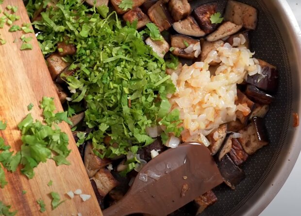 Баклажани в сметанному соусі, кадр з відео