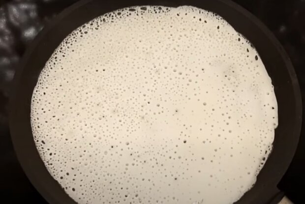 Приготування млинців, кадр з відео