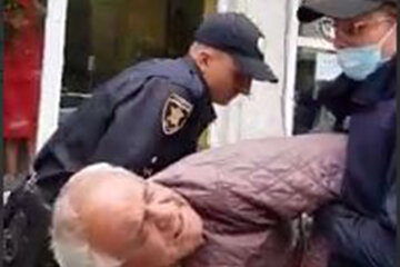 Полицейские жестко скрутили старушку, торговавшего на тротуаре
