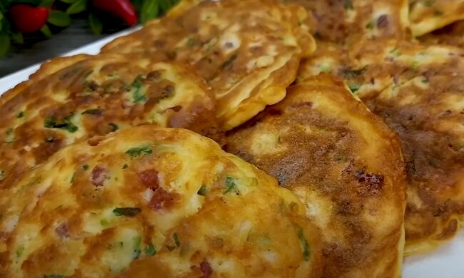 Оладки з ковбасою, кадр з відео