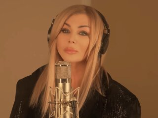 Ирина Билык, кадр из клипа на песню "Сніг"