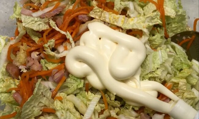 Приготування новорічного салату, кадр з відео