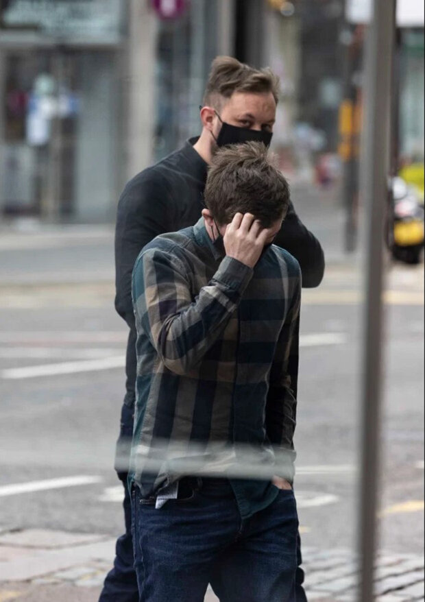 Хлопці скинули диван на голову дівчини