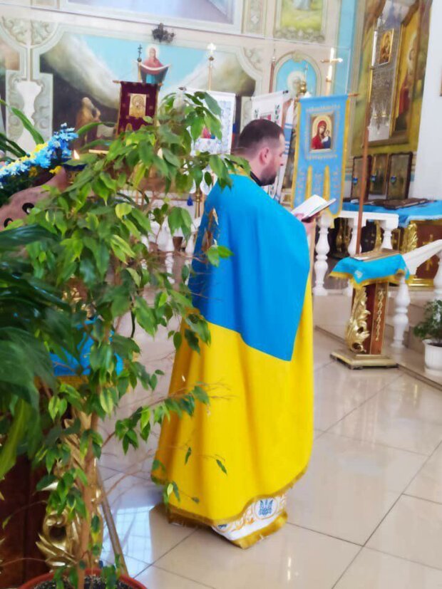 Священник провел службу завернувшись в флаг Украины