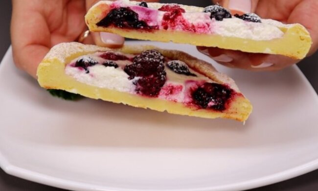 Сирні ватрушки з ягодами, кадр з відео