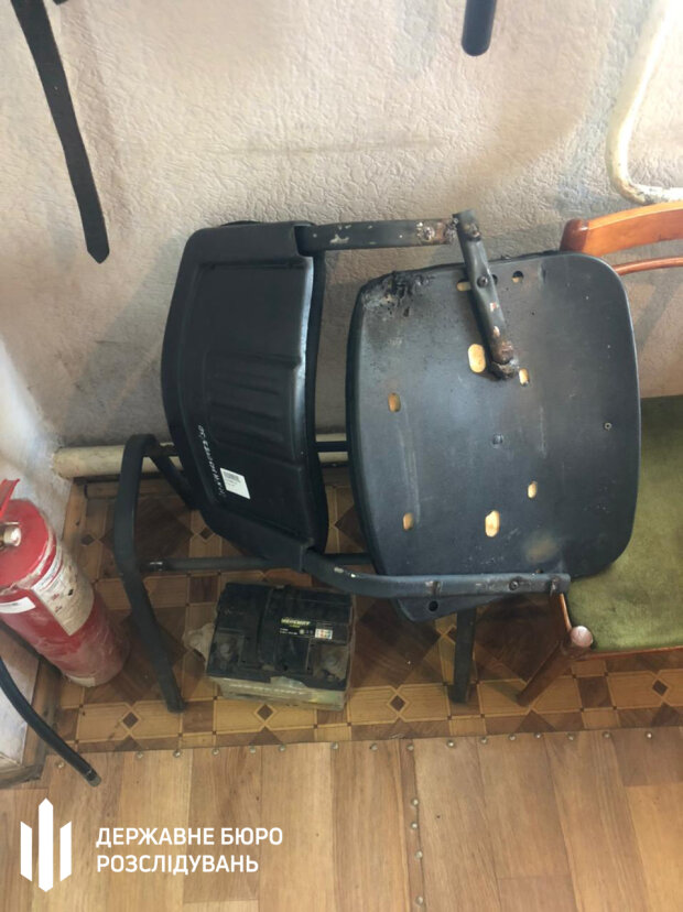 Поліцейські "працювали" с затриманим пожежним шлангом та залізним стільцем