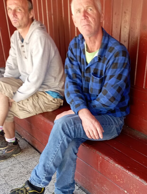 Поляки, які закидали дитину банками, фото із соцмереж