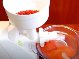 Приготування спецій. Фото: скріншот відео