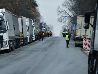 Грузовики на границе, фото из свободных источников