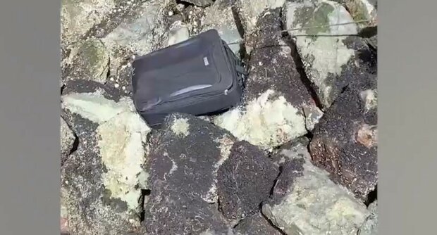 Блогери відкрили знайдений на пляжі чемодан та отримали травму на все життя