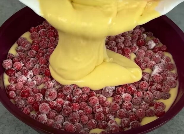 Пиріг із замороженими ягодами, кадр з відео