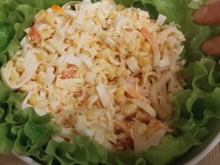 Салат с крабовыми палочками, огурцами и яичными блинчиками