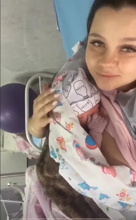 Влада Роговенко народила сина