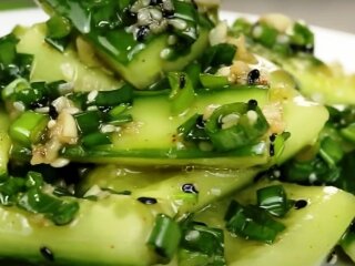 Салат из огурцов, кадр из видео