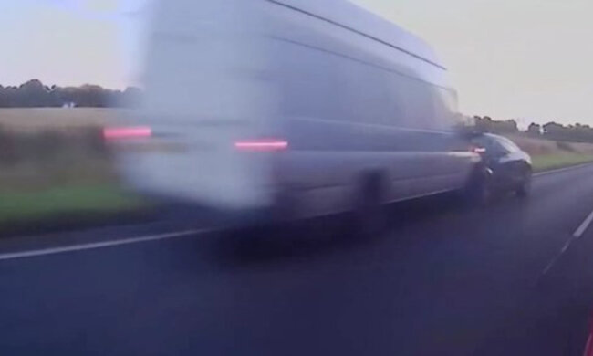 жінка вискочила на зустрічну смугу, намагаючись обігнати вантажівку