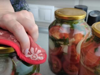 Консервированные помидоры, кадр из видео