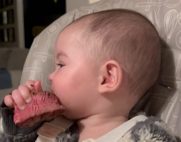 Жінка нагодувала шестимісячну дитину закривавленим стейком