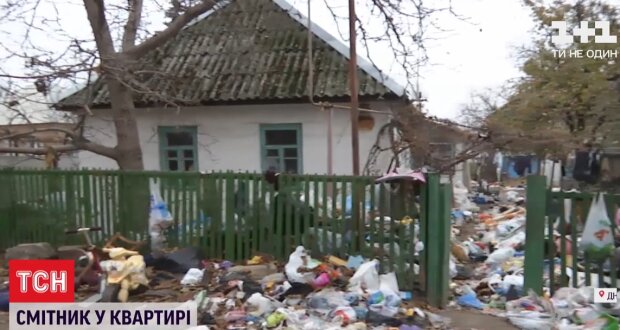 Семеро детей жили в доме-помойке. Скриншот из сюжета ТСН