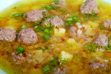 Гречаний суп з фрикадельками, кадр з відео