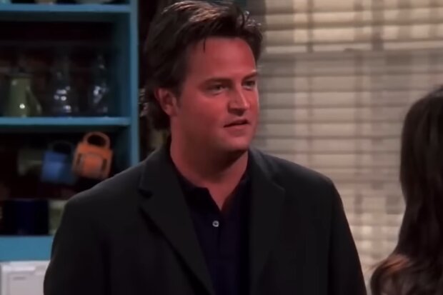 Метью Перрі (Чендлер Бінг), кадр із серіалу "Друзі"