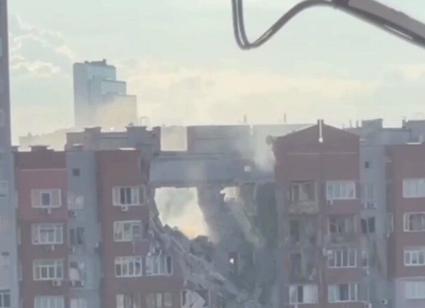 Дом в Днепре после россиской атаки, кадр из видео