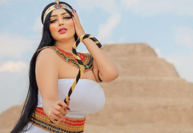 Пишну танцівницю з величезними грудьми пов'язала поліція