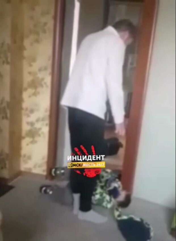 Батько виховував малюків кидаючи їх головою об підлогу