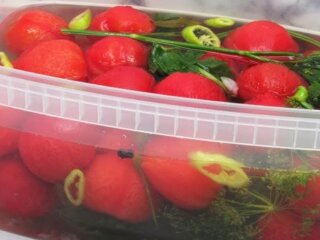 Маринованные помидоры, кадр из видео