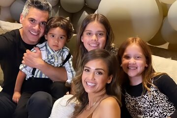 Джессика Альба с семьей