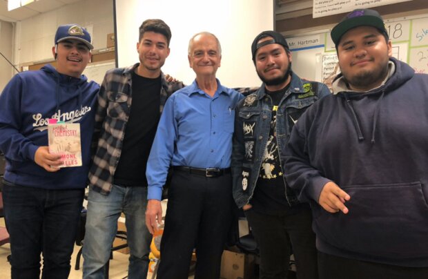 Студент випадково побачив, що його вчитель живе на вулиці