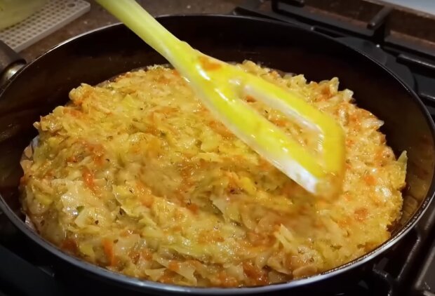 Приготовление капустного пирога, кадр из видео