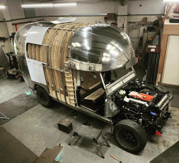 Ребята решили "спарить" Land Rover 4x4 и стиль самолетов Airstream