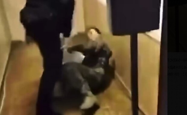 Побиття військового у відділку поліції. кадр з відео