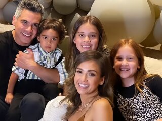 Джессіка Альба з родиною