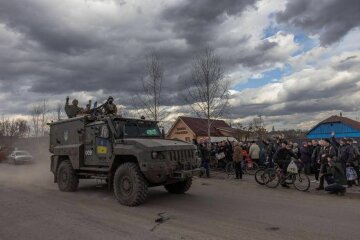 украинские военные заходят в освобожденный Тростянец, Сумской области