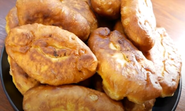 Весь тазик з'їдається за день: рецепт пиріжків бабусі на кефірі з сиром і зеленню