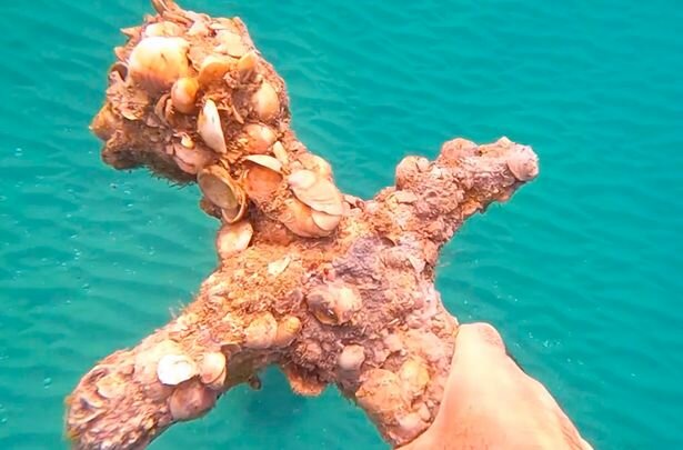 Аквалангист нашел 900-летний меч крестоносца