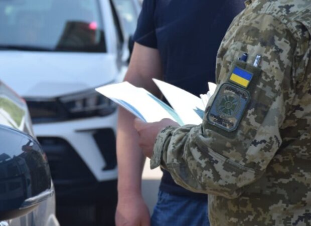 Перевірка документів на кордон, фото: dpsu.gov.ua