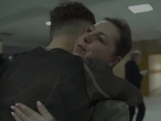 Артем Пивоваров з фанаткою, кадр з відео