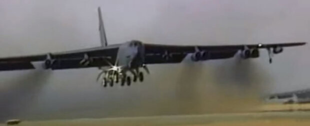 американський бомбардувальник B-52