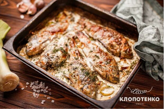 Жареные караси в сметане. Фото: Официальный сайт Евгения Клопотенка