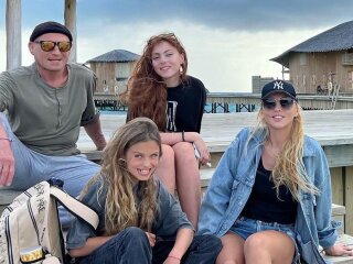 Оля Полякова з чоловіком і дочками