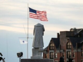 Безголова статуя Христофора Колумба у США \\ фото Boston Globe
