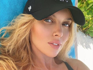 Оля Полякова