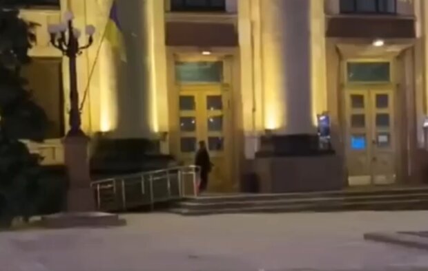 Мужчина напал на здание Харьковской ОГА, появилось видео