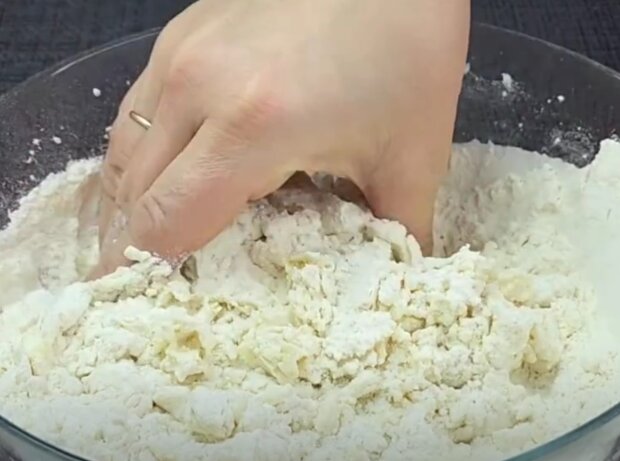 Приготування картопляних пиріжків, кадр з відео